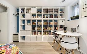 An Independent Beach Retreat Steps From The Lake And Right In The City